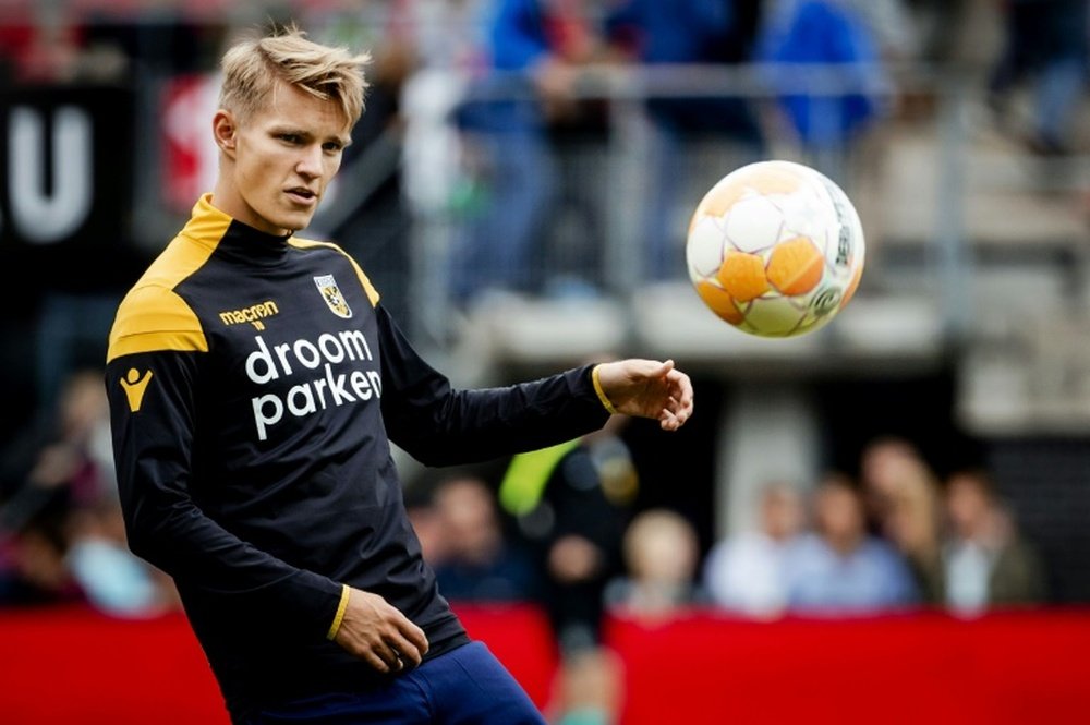 Van Bronckhorst comparó a Odegaard con De Jong. AFP