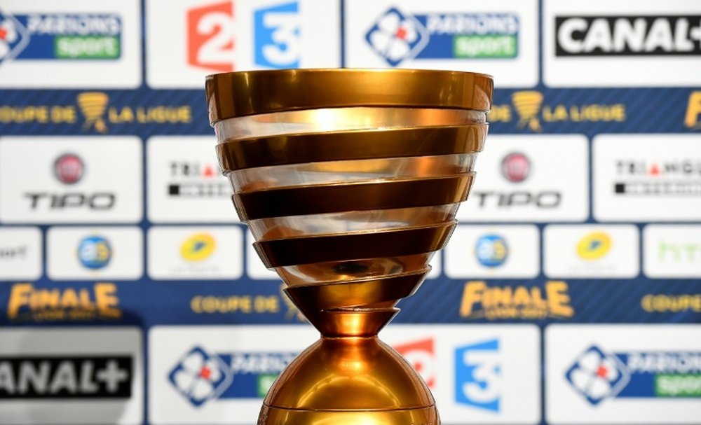 Le trophée de la Coupe de la Ligue exposé avant la finale PSG-Monaco. AFP