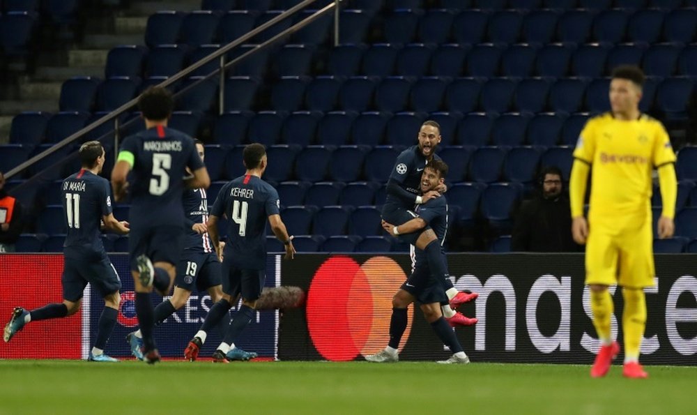 Outros jogadores do PSG deixam Paris e voltam aos seus países. AFP