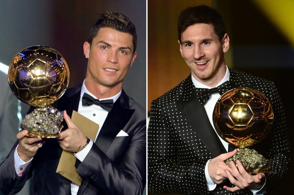 Photo montage de Christiano Ronaldo (g) et Lionel Messi posant respectivement avec le Ballon dor 2014 et 2012