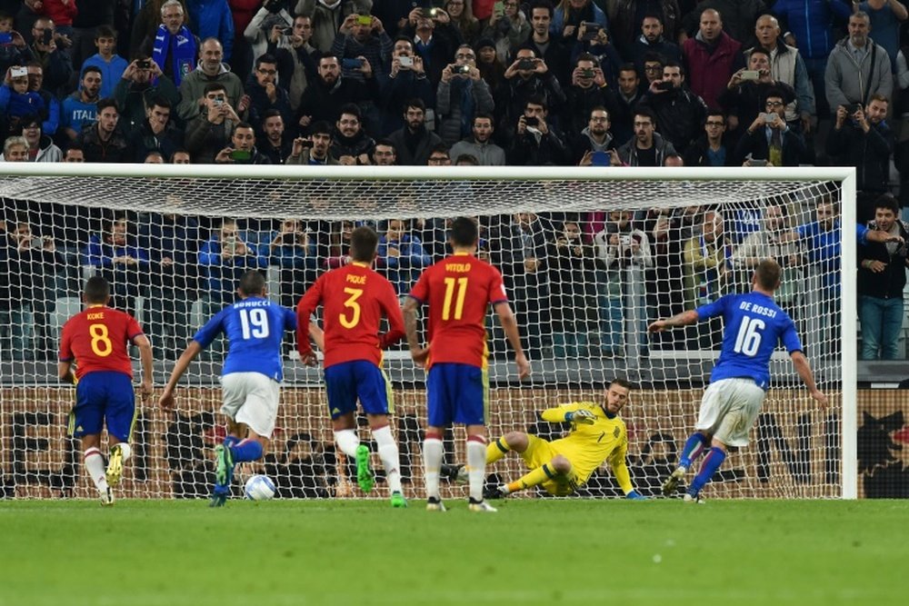 Daniele De Rossi vient d'inscrire un but sur penalty pour l'Italie contre l'Espagne. AFP