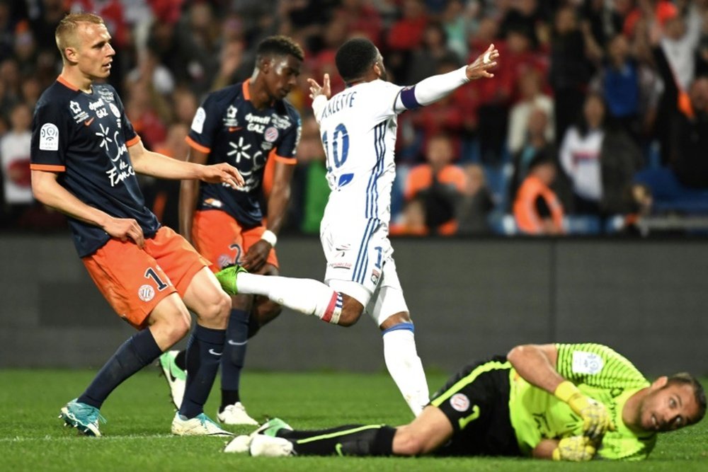 Lacazette marcou dois gols contra o Montpellier. AFP
