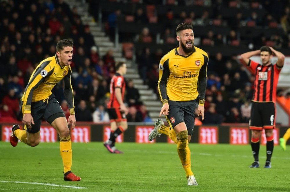 Giroud fue el héroe de la noche para el Arsenal con su agónico gol. AFP