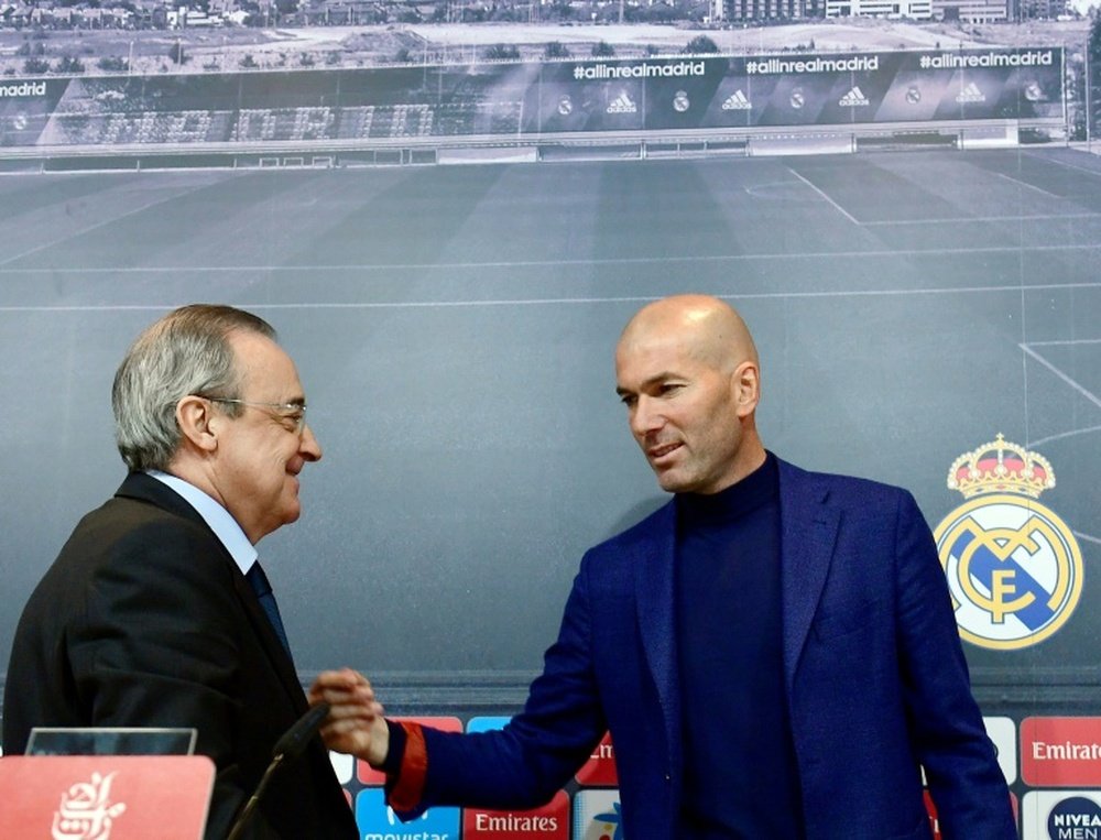 Zinédine Zidane salue le président du Real Florentino Perez. AFP