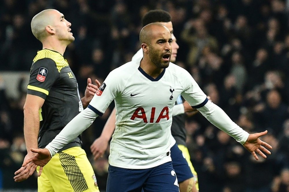 Lucas Moura apprend l'Anglais à Vinicius. AFP