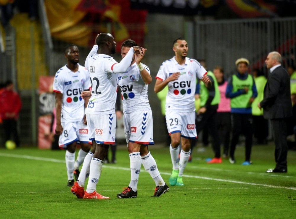 Les joueurs du Racing de Strasbourg à la fête après le but dErnest Sekar (N.22) contre Lens. AFP