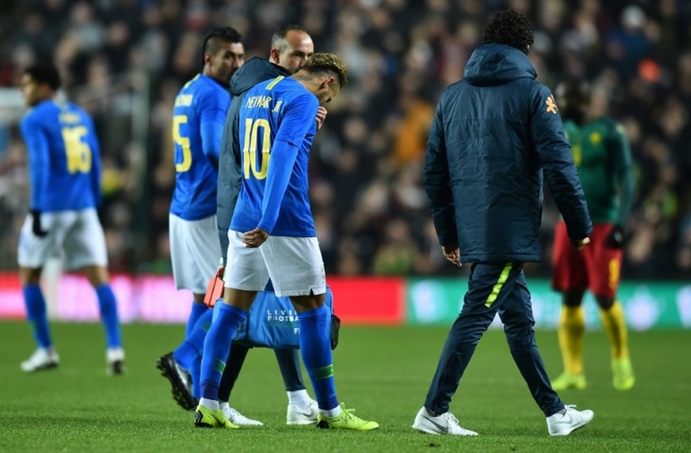 Neymar cayó lesionado en el choque ante Camerún. AFP