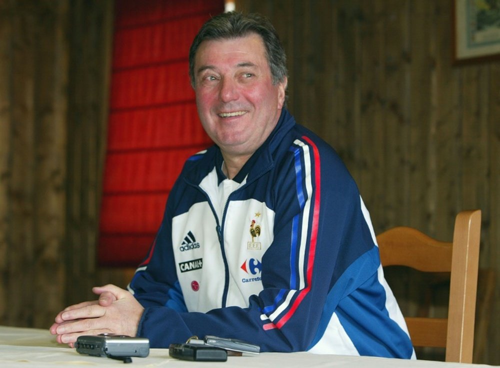 Roger Lemerre, alors sélectionneur des Bleus, désormais entraîneur de Sedan (National), le 7 mai 2002 à Tignes