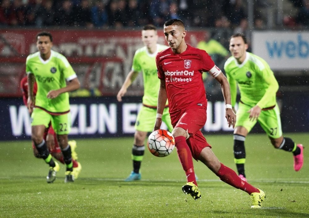 Le capitaine du FC Twente Hakim Ziyech contre lAjax Amsterdam, le 12 septembre 2015 à Enschede. AFP