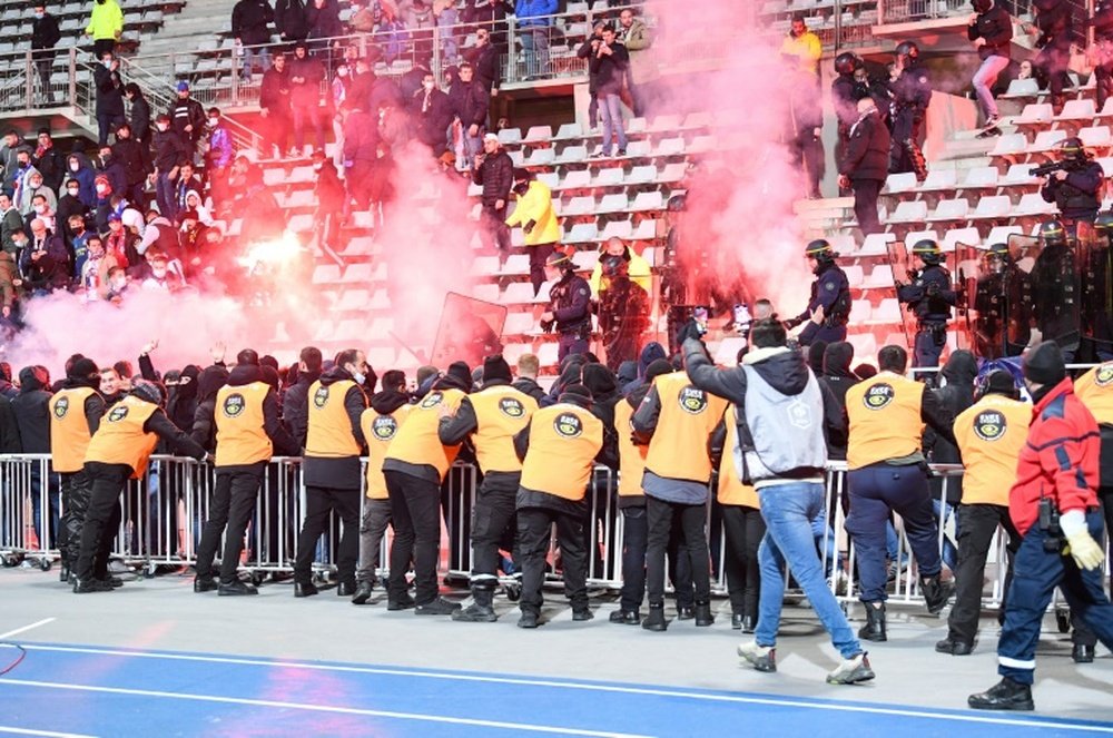 El Comité de la FFF decidió sancionar a ambos clubes. AFP