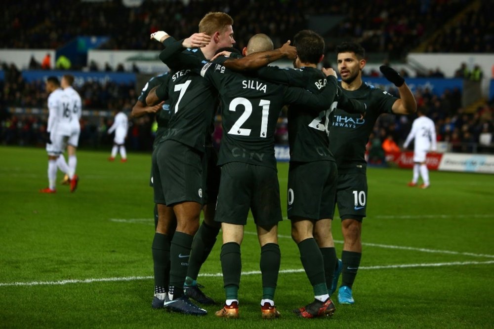 Les joueurs de Manchester City se congratulent après un but de David Silva. AFP