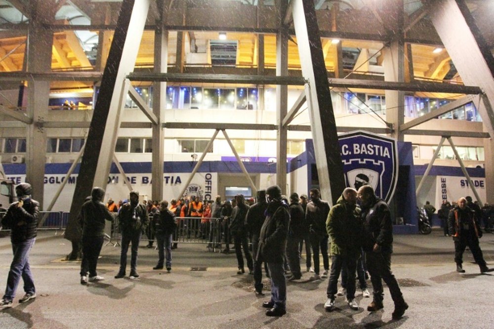 Des supporters bastiais bloquent laccès du stade Armand-Cesari après la défaite face à Lille