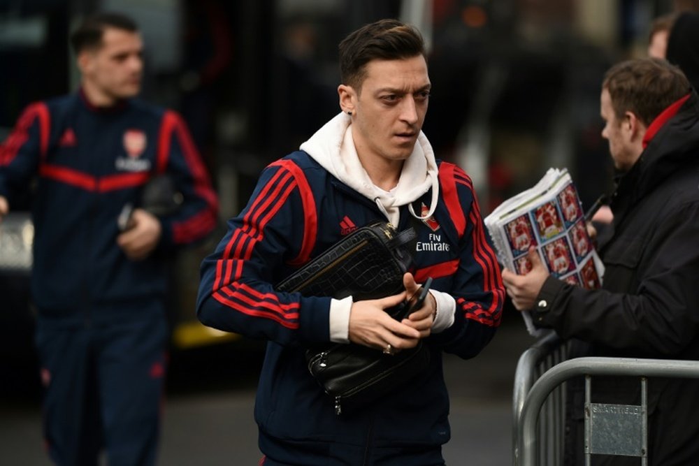 Mesut Özil fait durer le suspense pour son transfert. AFP