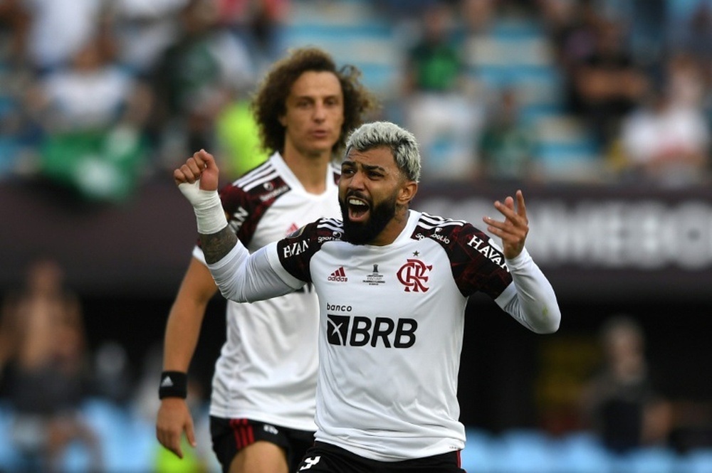 Gabriel Barbosa vient d'égaliser sous le regard de son coéquipier David Luiz. AFP