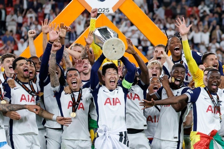 Son levantó la Europa League... ¡sin medalla, no había para todos!