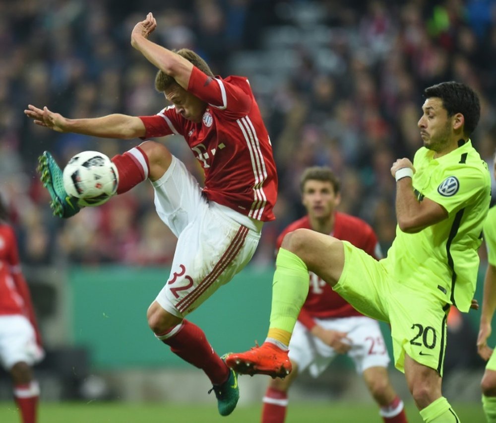 Les milieux du Bayern Munich Joshua Kimmich (G) et dAugsbourg Gojko Kacar (D) à la lutte en 16e de finale de la Coupe dAllemagne, le 26 octobre 2016 à Munich