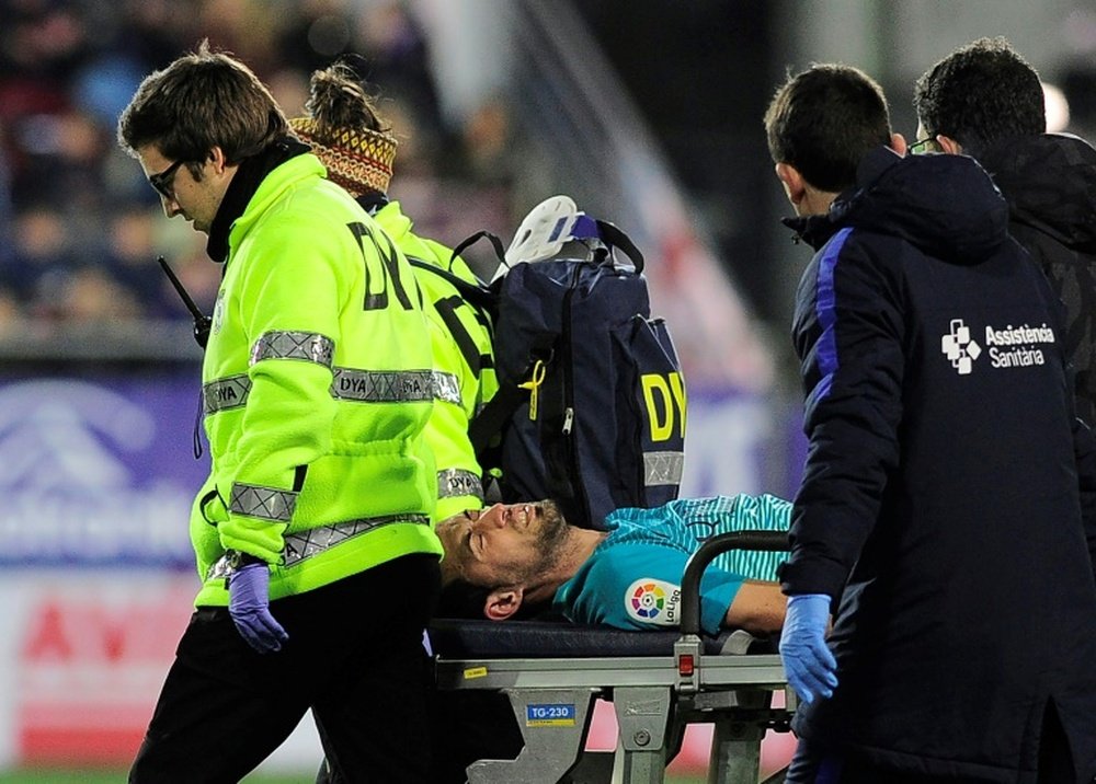 Busquets part en civière après sa blessure dans le match de Liga conte Eibar. AFP