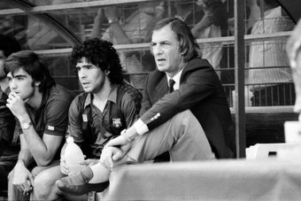 César Luis Menotti (à droite), alors entraîneur du FC Barcelone, aux côtés de l`attaquant argentin Diego Maradona (au centre) lors d`un tournoi international à Bordeaux (sud-ouest de la France) le 28 août 1983