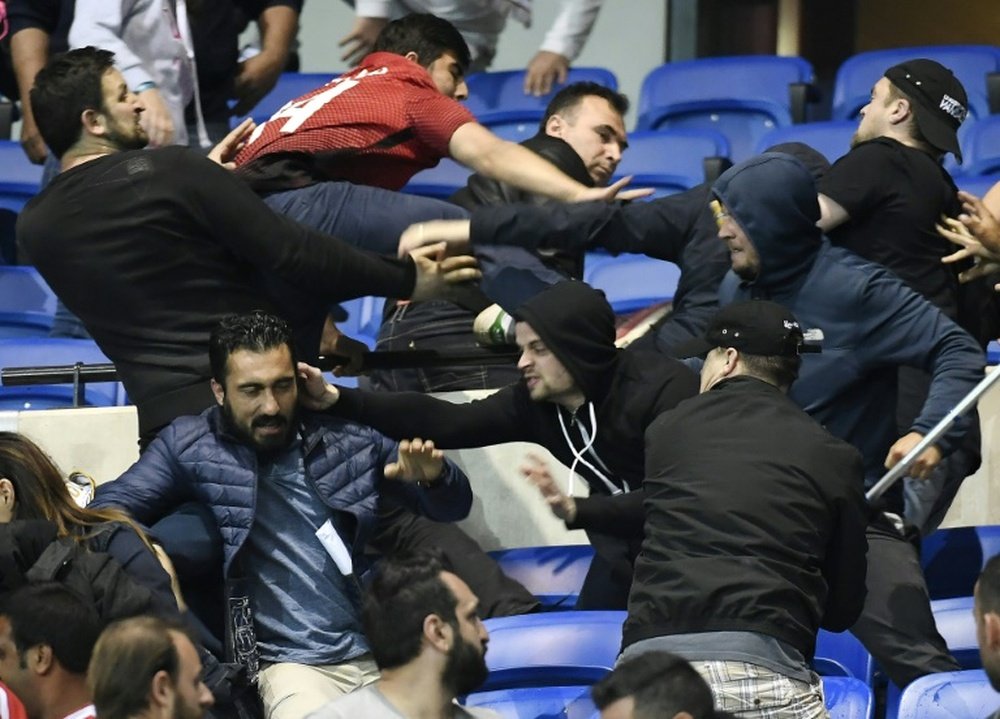 Los lamentables disturbios en las gradas del Parc OL han llevado a la UEFA a tomar medidas. AFP