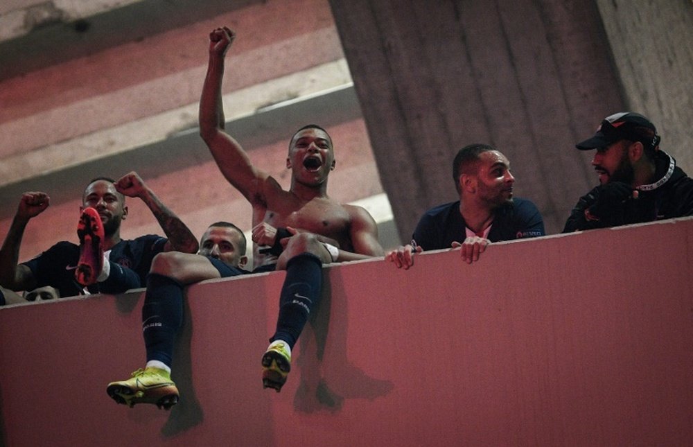 Neymar e Mbappé participaram da festa da torcida do PSG. AFP