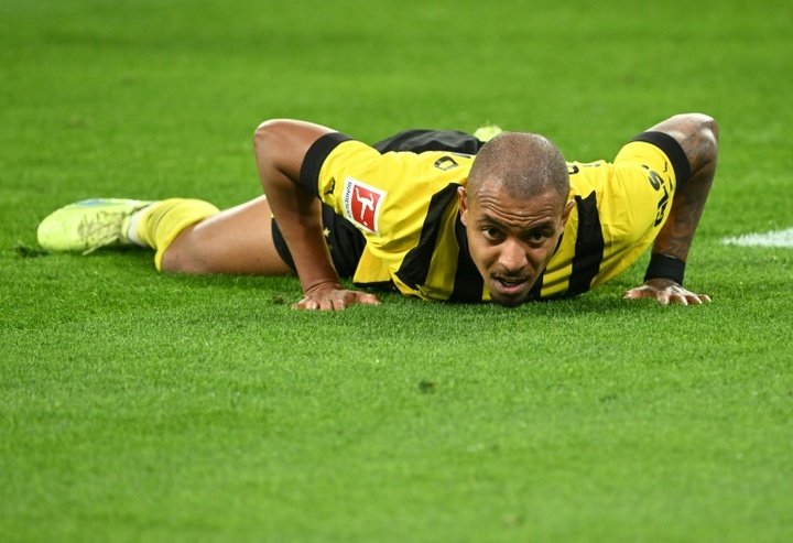 Malen hat-trick sees Dortmund thrash Lion City