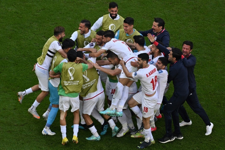 Los jugadores de Irán celebran la victoria sobre Gales