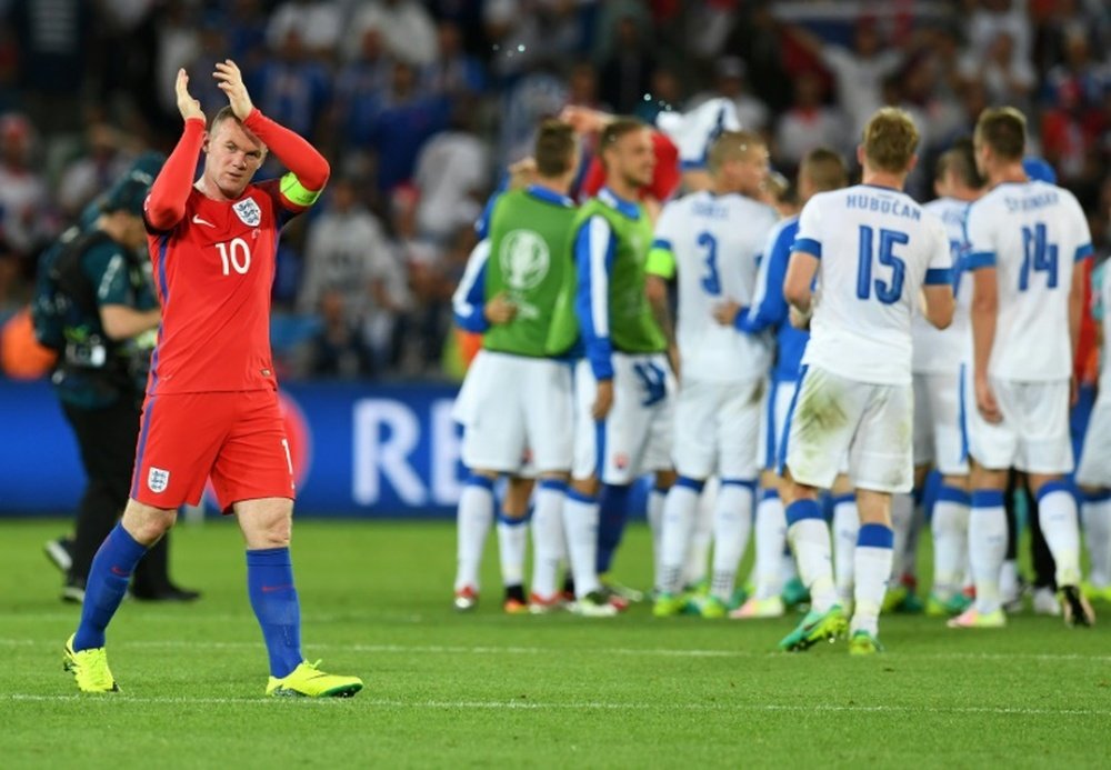La capitaine anglais Wayne Rooney salue les supporters après le match de lEuro contre la Slovaquie, le 20 juin 2016 à Saint-Etienne
