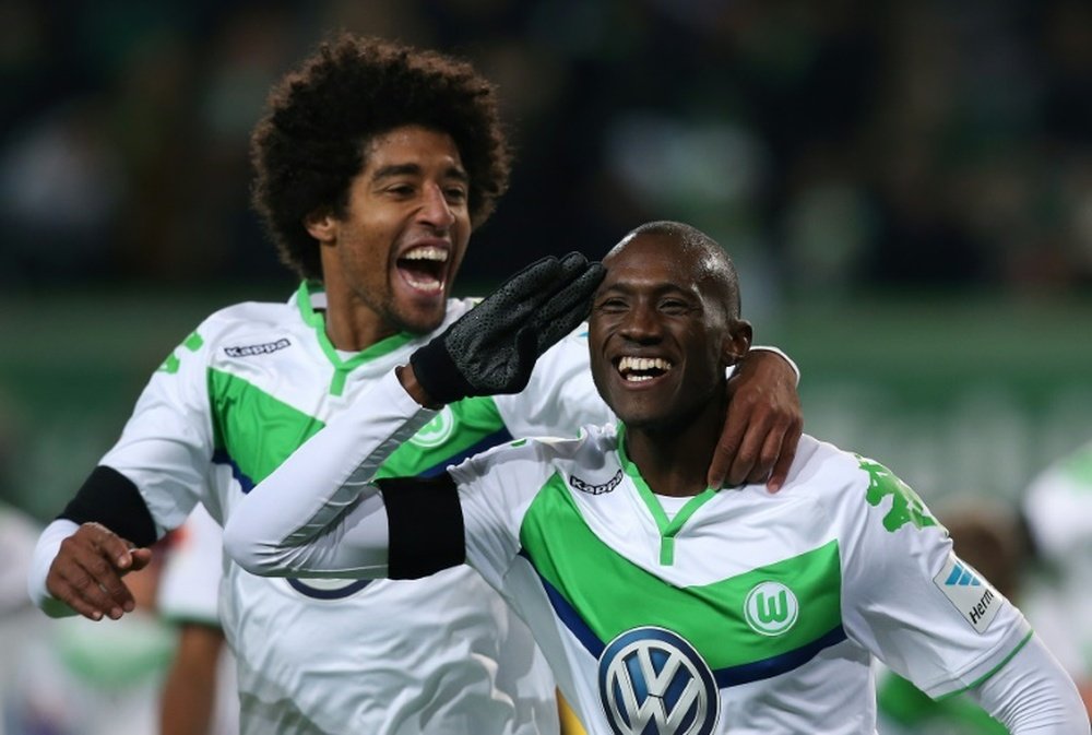 Josuha Guilavogui, centrocampista del Wolfsburgo, celebra un tanto con su equipo. AFP