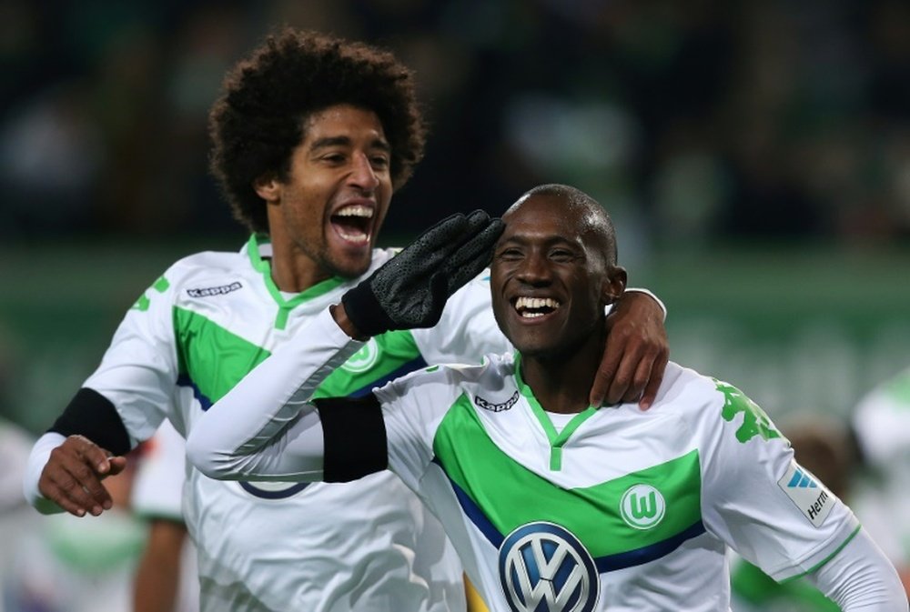 Les défenseurs de Wolfsburg Dante et Josuha Guilavogui fêtent un but contre le Werder. AFP