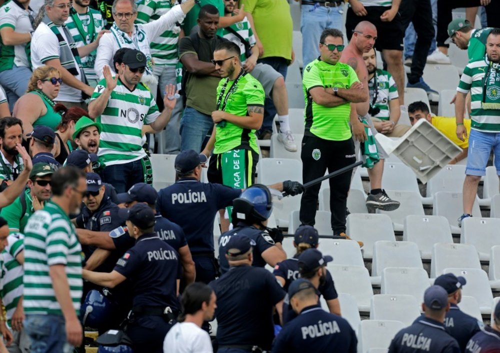 La police tente de ramener l'ordre dans les rangs des ultras du Sporting. AFP