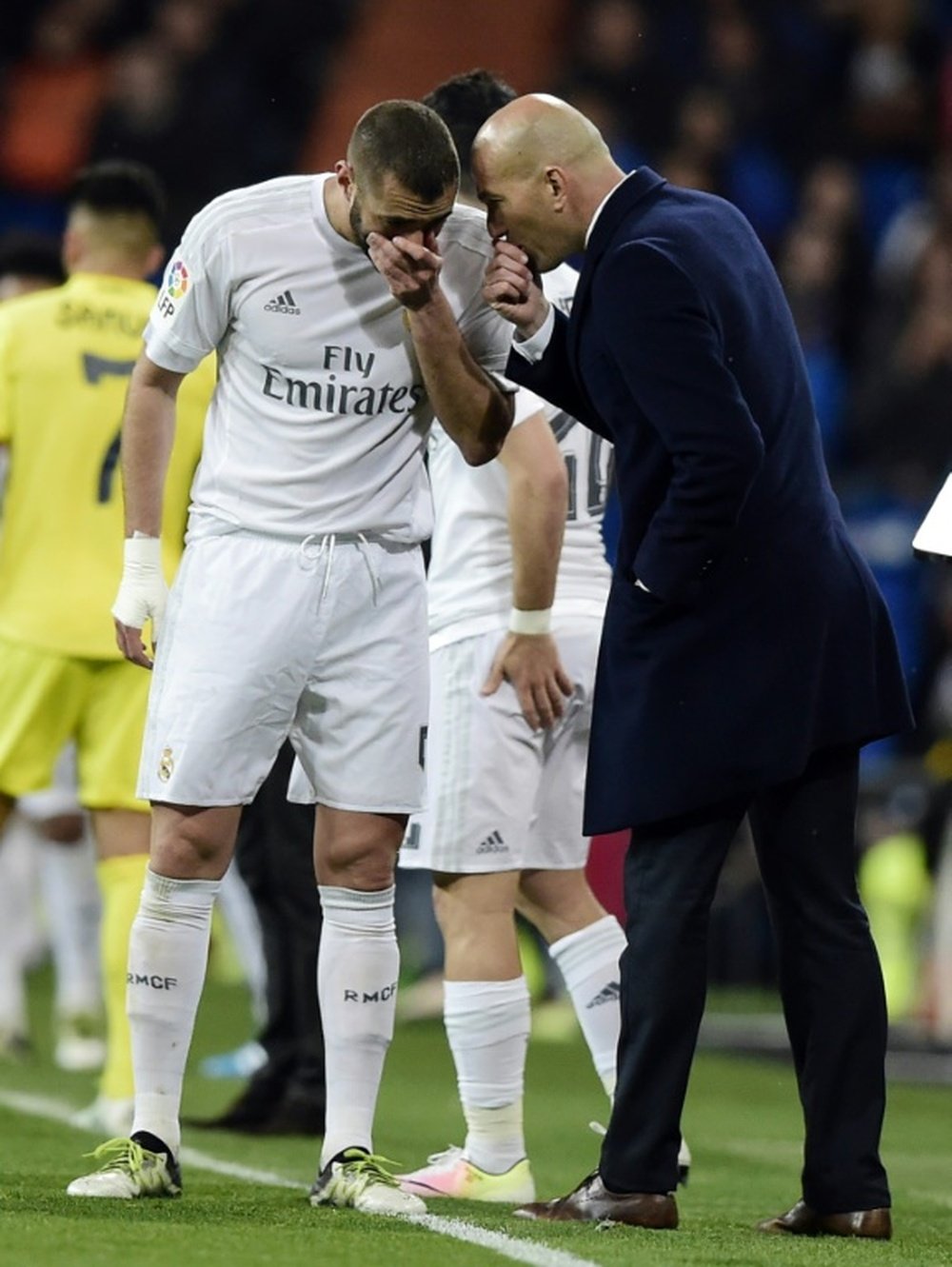 L'entraîneur du Real Madrid Zinédine Zidane échange avec son attaquant Karim Benzema. AFP