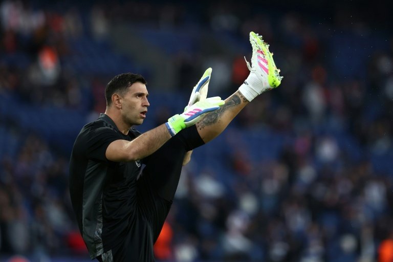 Aston Villa turn down Man Utd loan bid for Emiliano Martinez