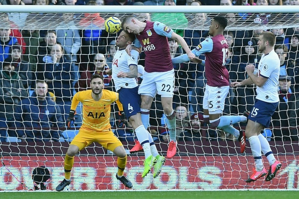 El Aston Villa es uno de los tres clubes que demandaría a la Premier. AFP