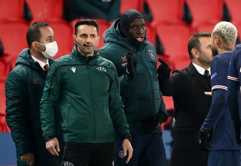 El cuarto árbitro del PSG-Istanbul Basaksehir volvió a pitar. AFP