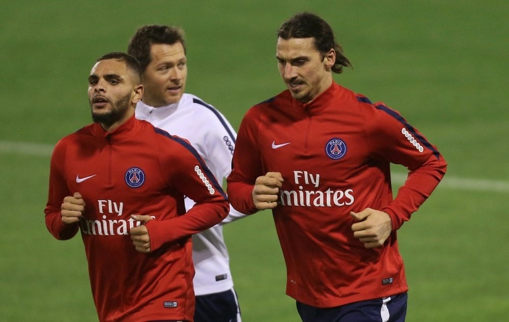 Layvin Kurzawa avec Zlatan Ibrahimovic, lors d'un stage de préparation du PSG à Doha en 2015. AFP