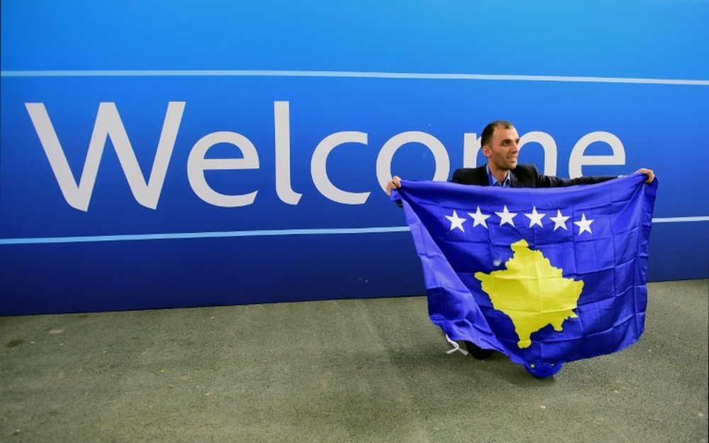 Un membre de la délégation kosovare fête ladmission à lUEFA du Kosovo, le 3 mai 2016. AFP