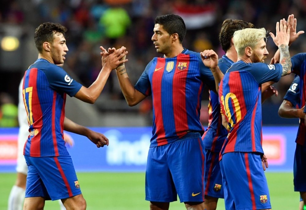 Le jeune attaquant du Barça Munir El-Haddadi, auteur dun doublé contre Leicester, félicité par Luis Suarez, à Solna, le 3 août 2016