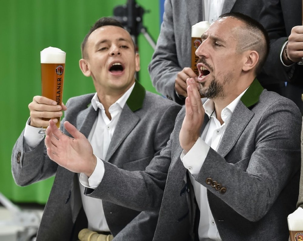 Les joueurs Rafinha et Franck Ribéry lors dune présentation avec un sponsor du Bayern