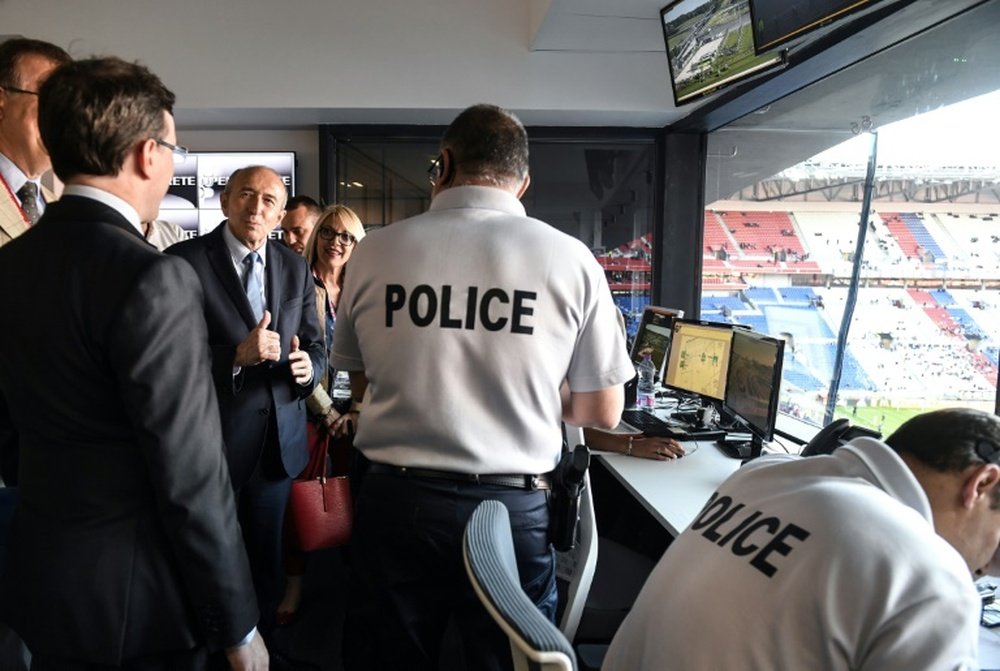 Le ministre de l'Intérieur Gérard Collomb échange avec les forces de l'ordre au Parc-OL. AFP