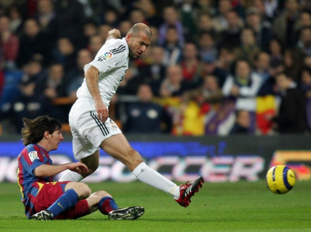 Zinédine Zidane face à Lionel Messi lors du clasico, le 19 novembre 2005 au stade Bernabeu. AFP