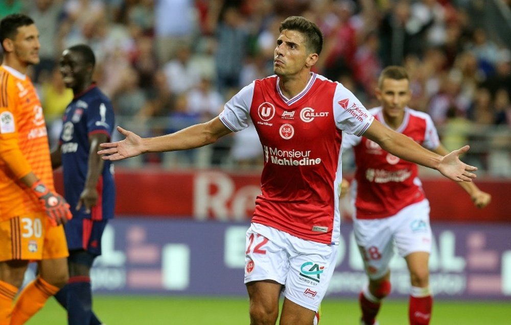 El jugador recibió una brutal patada ante el Guingamp. AFP