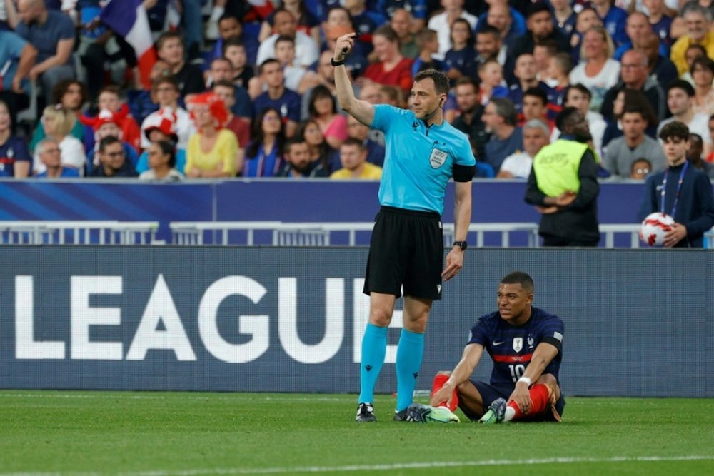 Mbappé hizo saltar las alarmas al llevarse la mano a la rodilla izquierda. AFP