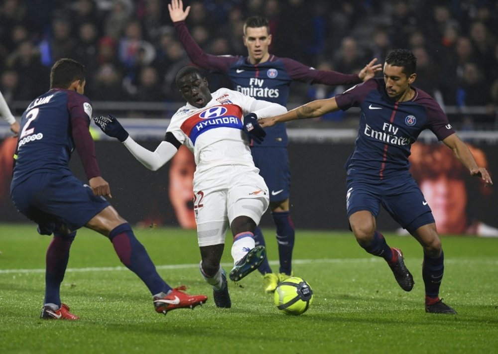 Thiago Silva et Marquinhos tentent de stopper le Lyonnais Ferland Mendy. AFP