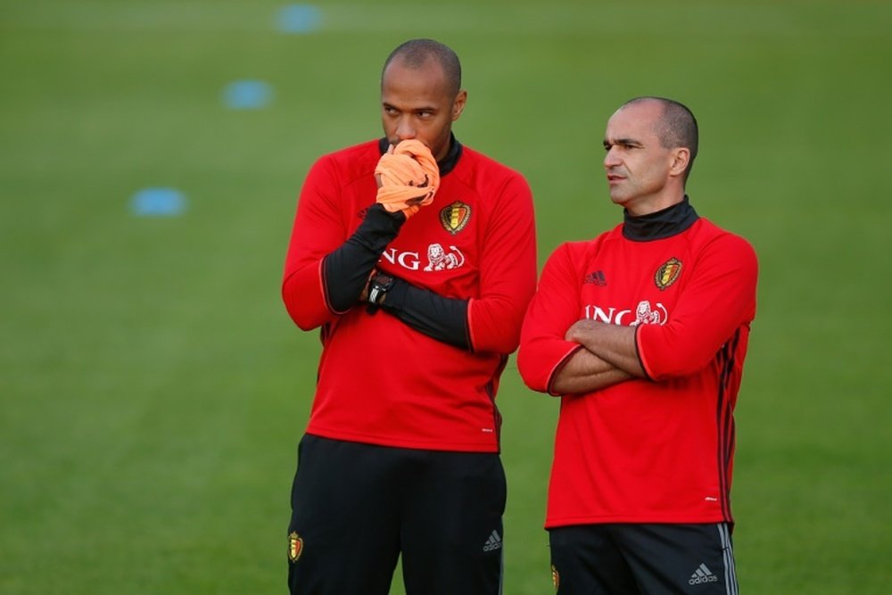 Thierry Henry et Roberto Martínez dirigent l'entraînement des Belges à Neerpede. AFP