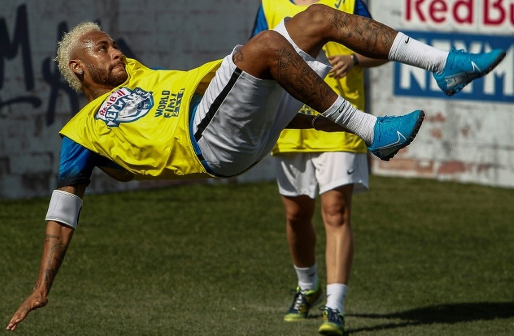 Neymar recordó su infancia durante el acto en Brasil. AFP