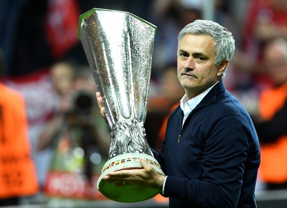 Jose Mourinho brandit le trophée remporté par son Manchester United