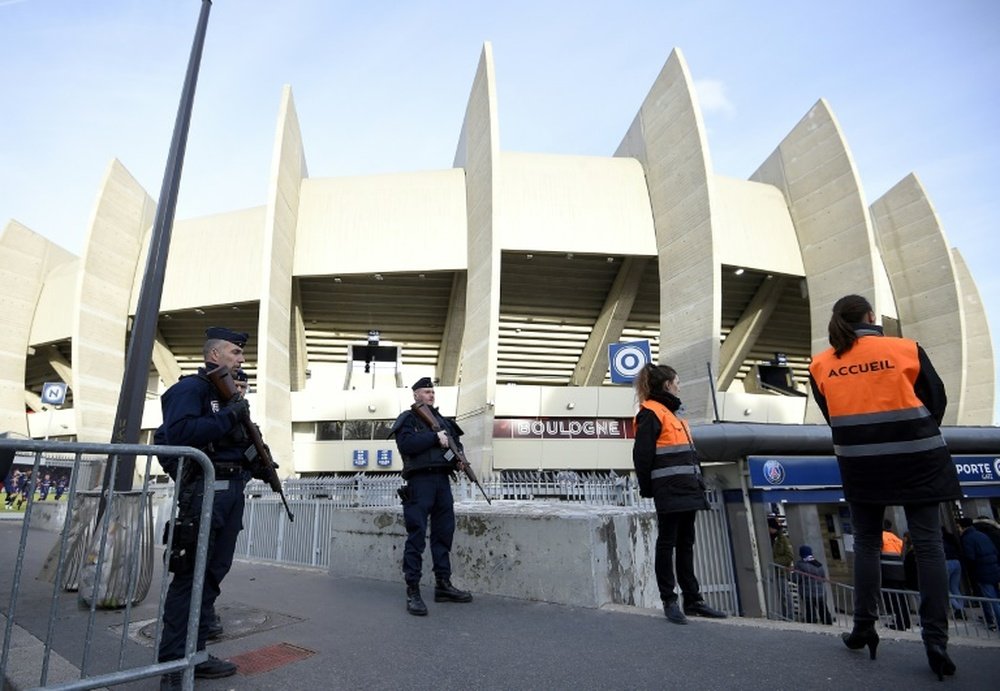 Des policiers devant le Parc des Princes avant un match entre le PSG et Troyes. AFP