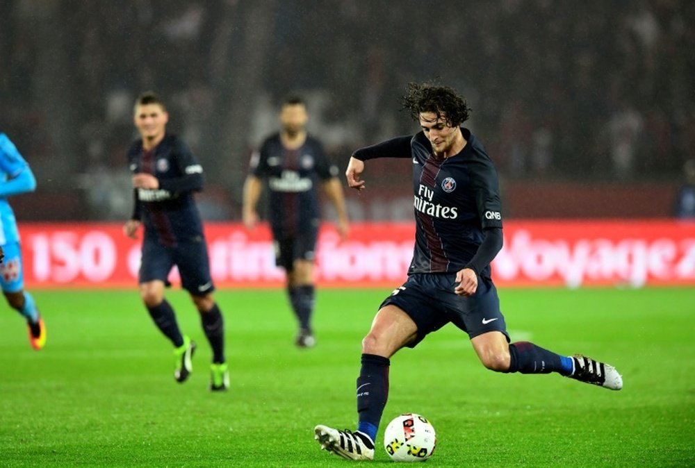 Un arbitre porte-bonheur pour les Parisiens. AFP