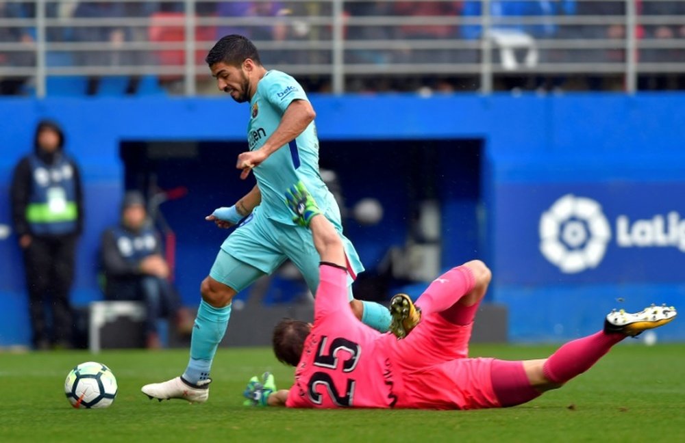 Con su gol al Eibar, Suárez se acercó más a Messi. AFP