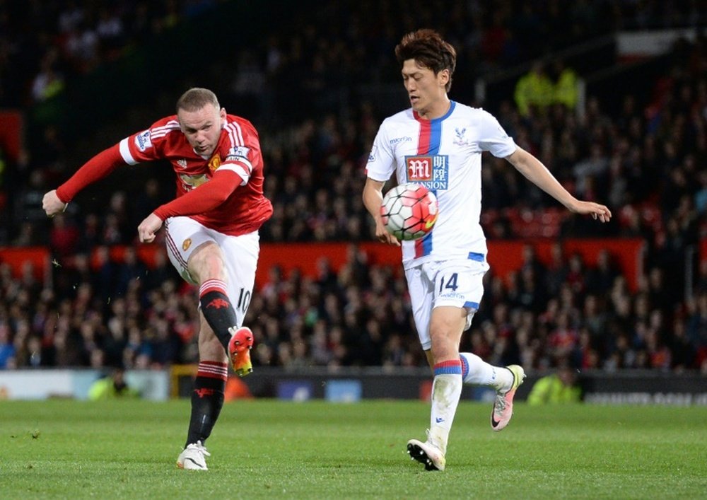 L'attaquant de Manchester United Wayne Rooney (g) dégage le ballon face à Crystal Palace. AFP
